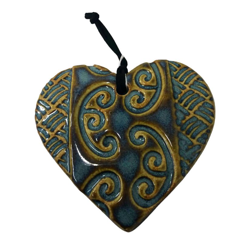 Michelle Bow Ceramics Large Puffed Heart Kowhaiwhai 14cm image number 0